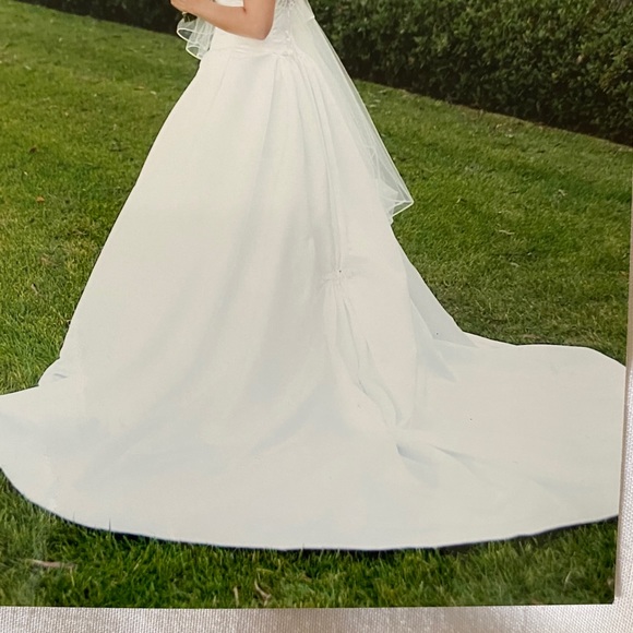 Mon Cheri Dresses & Skirts - Beautiful off-white wedding gown!